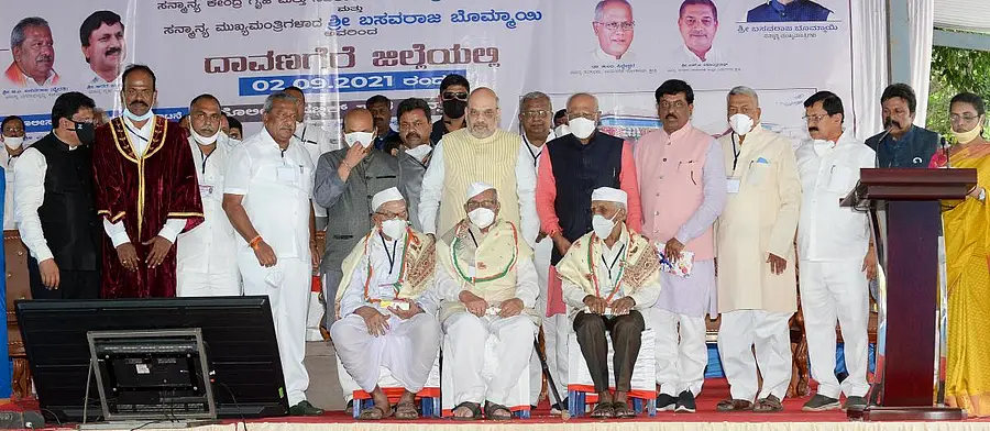 ದಾವಣಗೆರೆ ಜಿಎಂಐಟಿ ಆವರಣದಲ್ಲಿ ಸ್ವಾತಂತ್ರ್ಯ ಹೋರಾಟಗಾರರಾದ ಬಿ.ಎನ್‌. ಶಿವಲಿಂಗಸ್ವಾಮಿ, ಮರುಳಸಿದ್ದಪ್ಪ, ತಿರುವಳಿ ಶೆಟ್ರು ಸಿದ್ದರಾಮಪ್ಪ ಅವರಿಗೆ ‘ತಿರಂಗಹಾರ’ ಪುಸ್ತಕವನ್ನು ನೀಡಿ ಕೇಂದ್ರ ಗೃಹ ಸಚಿವ ಅಮಿತ್‌ ಶಾ, ಮುಖ್ಯಮಂತ್ರಿ ಬಸವರಾಜ ಬೊಮ್ಮಾಯಿ ಮತ್ತು ಅತಿಥಿಗಳು ಗುರುವಾರ ಗೌರವಿಸಿದರು.