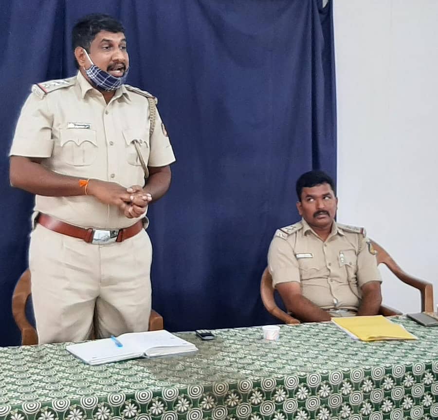 ಪಿರಿಯಾಪಟ್ಟಣದ ರೋಟರಿ ಭವನದಲ್ಲಿ ನಡೆದ ಸಭೆಯಲ್ಲಿ ಪಿ.ಜಗದೀಶ್ ಮಾತನಾಡಿದರು. ಪಿಎಸ್ಐ ಸದಾಶಿವ ತಿಪ್ಪರಡ್ಡಿ ಇದ್ದಾರೆ