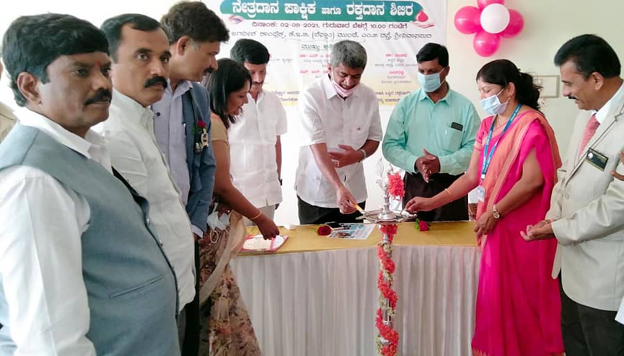 ಶ್ರೀನಿವಾಸಪುರದಲ್ಲಿ ಗುರುವಾರ ಏರ್ಪಡಿಸಿದ್ದ ನೇತ್ರದಾನ ಪಾಕ್ಷಿಕ ಹಾಗೂ ರಕ್ತದಾನ ಶಿಬಿರವನ್ನು ರಾಜ್ಯ ಮಾವು ಅಭಿವೃದ್ಧಿ ಹಾಗೂ ಮಾರುಕಟ್ಟೆ ನಿಗಮದ ಮಾಜಿ ಅಧ್ಯಕ್ಷ ಎಲ್. ಗೋಪಾಲಕೃಷ್ಣ ಉದ್ಘಾಟಿಸಿದರು