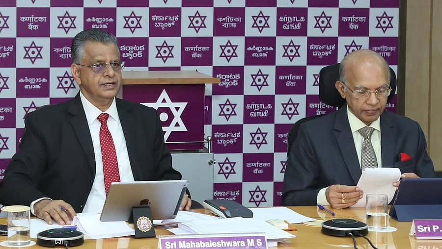 ಗುರುವಾರ ನಡೆದ ಕರ್ಣಾಟಕ ಬ್ಯಾಂಕಿನ 97ನೇ ವಾರ್ಷಿಕ ಮಹಾಸಭೆಯಲ್ಲಿ ಬ್ಯಾಂಕಿನ ವ್ಯವಸ್ಥಾಪಕ ನಿರ್ದೇಶಕ, ಸಿಇಒ ಮಹಾಬಲೇಶ್ವರ ಎಂ.ಎಸ್. ಮಾತನಾಡಿದರು. ಅಧ್ಯಕ್ಷ ಪಿ. ಜಯರಾಮ್ ಭಟ್ ಇದ್ದರು.