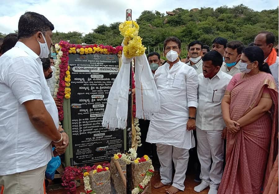 ಹೊಸದುರ್ಗದಲ್ಲಿ ಗುರುವಾರ ಮಿನಿ ವಿಧಾನಸೌಧ ಕಟ್ಟಡ ನಿರ್ಮಾಣಕ್ಕೆ ಗುರುವಾರ ಕಂದಾಯ ಸಚಿವ ಆರ್. ಅಶೋಕ್ ಭೂಮಿಪೂಜೆ ನೆರವೇರಿಸಿದರು.