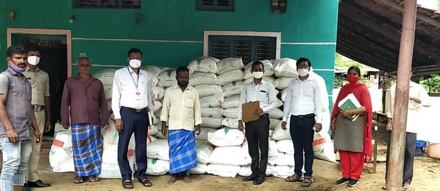 ಅಣ್ಣಾಯ್ಕನಹಳ್ಳಿ ಕೆಳಗಳಟ್ಟಿ ಗ್ರಾಮದ ಜಯಶಂಕರ್ ತೋಟದಲ್ಲಿ ಅಕ್ರಮವಾಗಿ ಸಂಗ್ರಹಿಸಿಟ್ಟಿದ್ದ 97 ರಸಗೊಬ್ಬರ ಚೀಲಗಳನ್ನು ಅಧಿಕಾರಿಗಳು ವಶಕ್ಕೆ ಪಡೆದರು