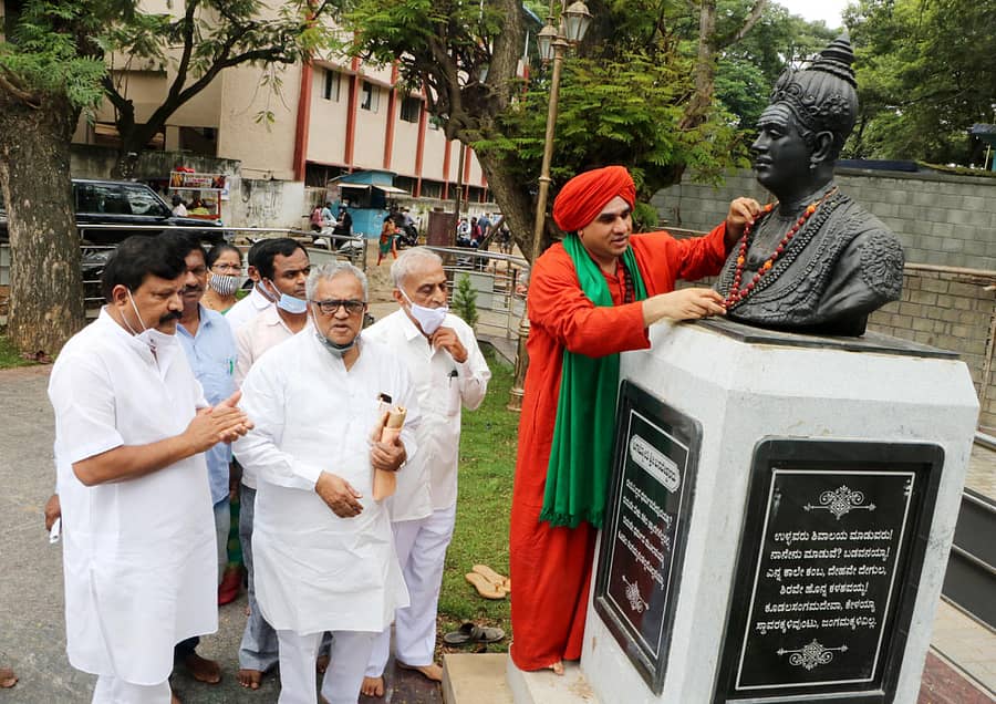 ಶಿವಮೊಗ್ಗದ ಗಾಂಧಿ ಪಾರ್ಕ್ ವೃತ್ತದಲ್ಲಿನ ಬಸವೇಶ್ವರ ಪ್ರತಿಮೆಗೆ ಗುರುವಾರ ಜಯಮೃತ್ಯುಂಜಯ ಸ್ವಾಮೀಜಿ ನಮಿಸಿದರು.
