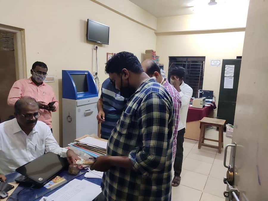 ಎಸಿಬಿ ಅಧಿಕಾರಿಗಳು ಮುಂಡರಗಿ ಉಪ ನೋಂದಣಾಧಿಕಾರಿ ಕಚೇರಿ ಮೇಲೆ ದಾಳಿ ನಡೆಸಿ ಕಡತ ಪರಿಶೀಲಿಸಿದರು