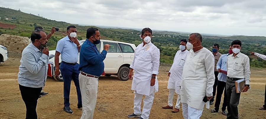 ಚಿತ್ರದುರ್ಗದ ಕುಂಚಿಗನಾಳ್ ಕಣಿವೆಯಲ್ಲಿ ಜಿಲ್ಲಾಡಳಿತ ಭವನ ನಿರ್ಮಿಸಲು ಉದ್ದೇಶಿಸಿದ ಸ್ಥಳವನ್ನು ಕಂದಾಯ ಸಚಿವ ಆರ್. ಅಶೋಕ್ ಗುರುವಾರ ಪರಿಶೀಲಿಸಿದರು. ಎಂಜಿನಿಯರ್ ಸತೀಶ್ಬಾಬು, ಶಾಸಕ ಜಿ.ಎಚ್.ತಿಪ್ಪಾರೆಡ್ಡಿ, ಹೆಚ್ಚುವರಿ ಜಿಲ್ಲಾಧಿಕಾರಿ ಇ.ಬಾಲಕೃಷ್ಣ ಇದ್ದಾರೆ.
