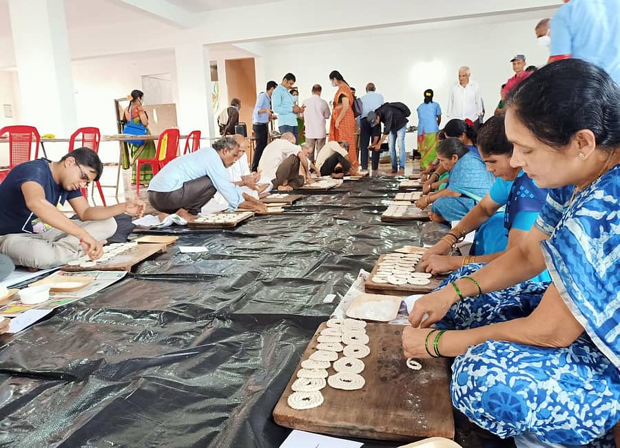 ಶಿರಸಿಯ ಕದಂಬ ಸೌಹಾರ್ದ ಮಾರ್ಕೆಟಿಂಗ್ ಸಂಸ್ಥೆ ಆಯೋಜಿಸಿರುವ ಕೈಚಕ್ಕುಲಿ ತಯಾರಿಕೆ ಸ್ಪರ್ಧೆಯಲ್ಲಿ ಪಾಲ್ಗೊಂಡ ಜನರು