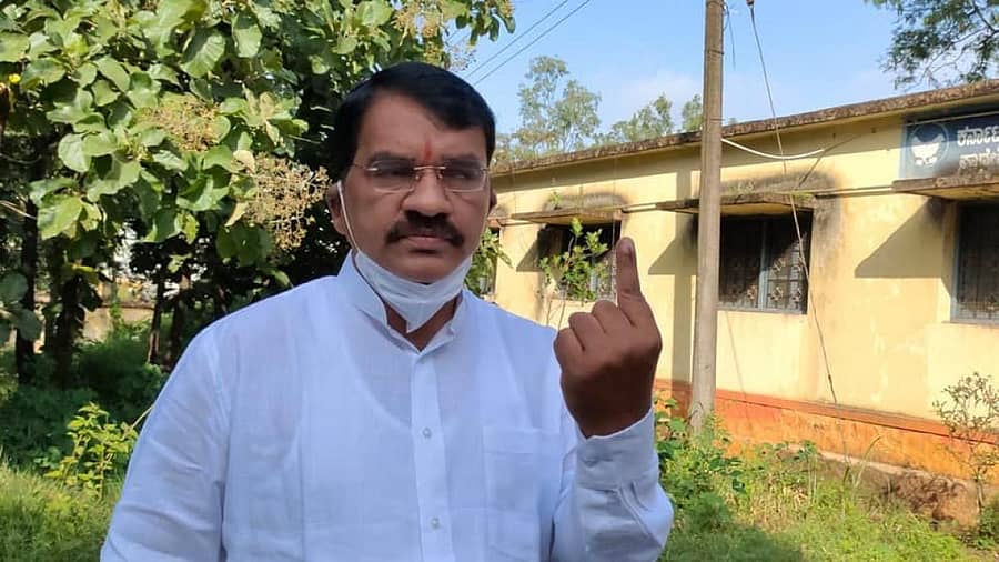 ಬೆಳಗಾವಿ ಮಹಾನಗರಪಾಲಿಕೆ ಚುನಾವಣೆಯಲ್ಲಿ ಉತ್ತರ ಮತಕ್ಷೇತ್ರದ ಶಾಸಕ ಅನಿಲ ಬೆನಕೆ ಮತ ಚಲಾಯಿಸಿದರು