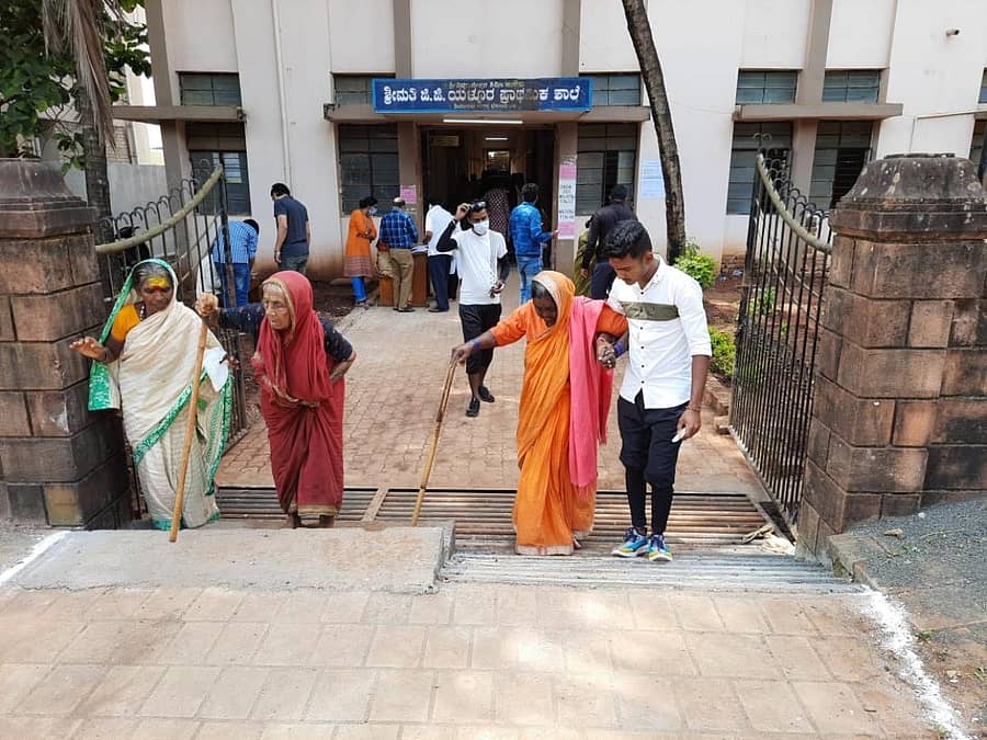 ಮಹಾನಗರ ಪಾಲಿಕೆ ಚುನಾವಣೆ ಹಿನ್ನೆಲೆಯಲ್ಲಿ ಬೆಳಗಾವಿಯ ಶಿವಬಸವ ನಗರ ಮತಗಟ್ಟೆಯಲ್ಲಿ ಮತ ಹಕ್ಕು ಚಲಾಯಿಸಲು ಬಂದಿದ್ದ ವೃದ್ಧೆಯರು ಮೆಟ್ಟಲು ಹತ್ತಲು ತೊಂದರೆ ಅನುಭವಿಸಿದರುಪ್ರಜಾವಾಣಿ ಚಿತ್ರ: ಎಂ.ಮಹೇಶ