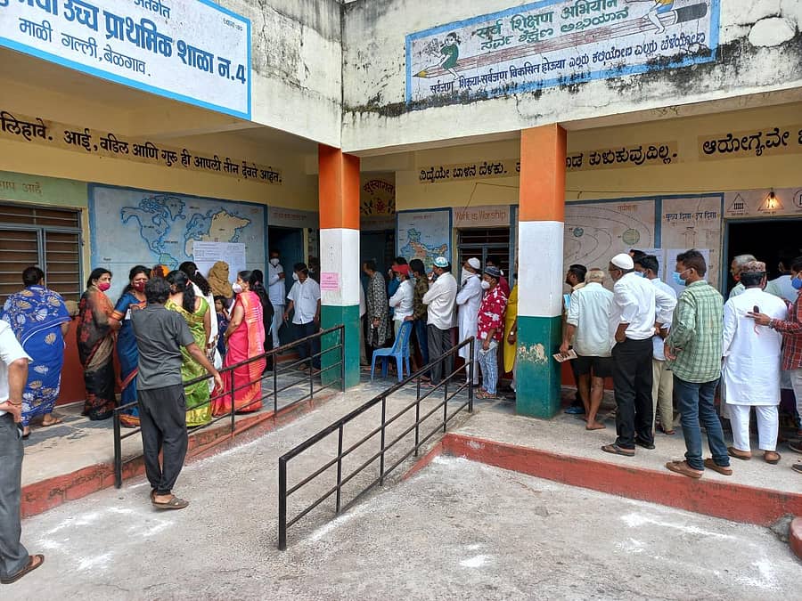 ಬೆಳಗಾವಿಯ ಮಾಳಿ ಗಲ್ಲಿಯಲ್ಲಿ ಮತದಾರರು ಪರಸ್ಪರ ಅಂತರ ಕಾಯ್ದುಕೊಳ್ಳುವುದನ್ನು ಮರೆತರು. ಕೆಲವರು ಮಾಸ್ಕ್ ಕೂಡ ಧರಿಸಿರಲಿಲ್ಲ