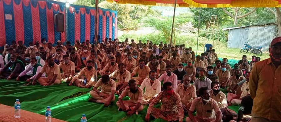 ಶುಕ್ರವಾರವೂ ಪ್ರತಿಭಟನೆ ಮುಂದುವರಿಸಿದ ಅರಣ್ಯ ಇಲಾಖೆಯ ದಿನಗೂಲಿ ನೌಕರರು