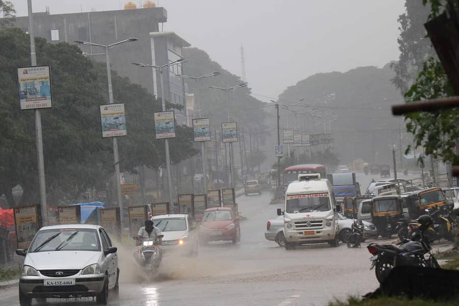 ಹಾಸನದಲ್ಲಿ ಮಳೆ ಸುರಿದ ವೇಳೆ ಬಿ.ಎಂ. ರಸ್ತೆಯಲ್ಲಿ ವಾಹನ ಸಂಚಾರ ದೃಶ್ಯ.