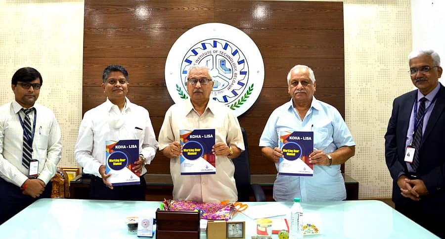 ಬೆಳಗಾವಿಯ ಕೆಎಲ್ಎಸ್ ಗೋಗಟೆ ತಾಂತ್ರಿಕ ಮಹಾವಿದ್ಯಾಲಯದಲ್ಲಿ ‘ಕೆಒಎಚ್ಎ–ಎಲ್ಐಎಸ್ಎ: ವರ್ಕಿಂಗ್ ಯೂಸರ್ ಮ್ಯಾನುಯಲ್’ ಪುಸ್ತಕವನ್ನು ಅಧ್ಯಕ್ಷ ಎಂ.ಆರ್. ಕುಲಕರ್ಣಿ, ಕರ್ನಾಟಕ ಕಾನೂನು ಸಂಸ್ಥೆಯ ಉಪಾಧ್ಯಕ್ಷ ಆರ್.ಬಿ. ಭಂಡಾರೆ, ಜಿಐಟಿ ಆಡಳಿತ ಮಂಡಳಿ ಸದಸ್ಯ ಎಸ್.ವಿ. ಗಣಾಚಾರಿ ಮತ್ತು ಪ್ರಾಂಶುಪಾಲ ಡಾ.ಜಯಂತ ಕೆ. ಕಿತ್ತೂರ ಈಚೆಗೆ ಬಿಡುಗಡೆ ಮಾಡಿದರು