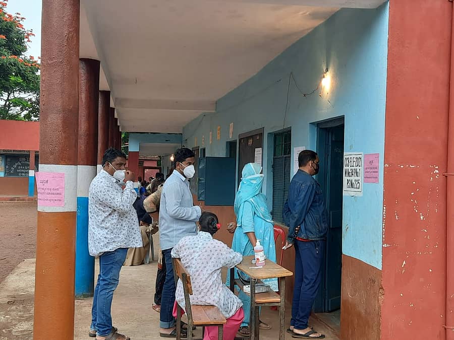 ಬೆಳಗಾವಿಯ ಸಂಗಮೇಶ್ವರ ನಗರದ ಕನ್ನಡ ಸರ್ಕಾರಿ ಶಾಲೆಯಲ್ಲಿ ಮತದಾರರು ಸರದಿಯಲ್ಲಿ ನಿಂತಿದ್ದಾರೆ.