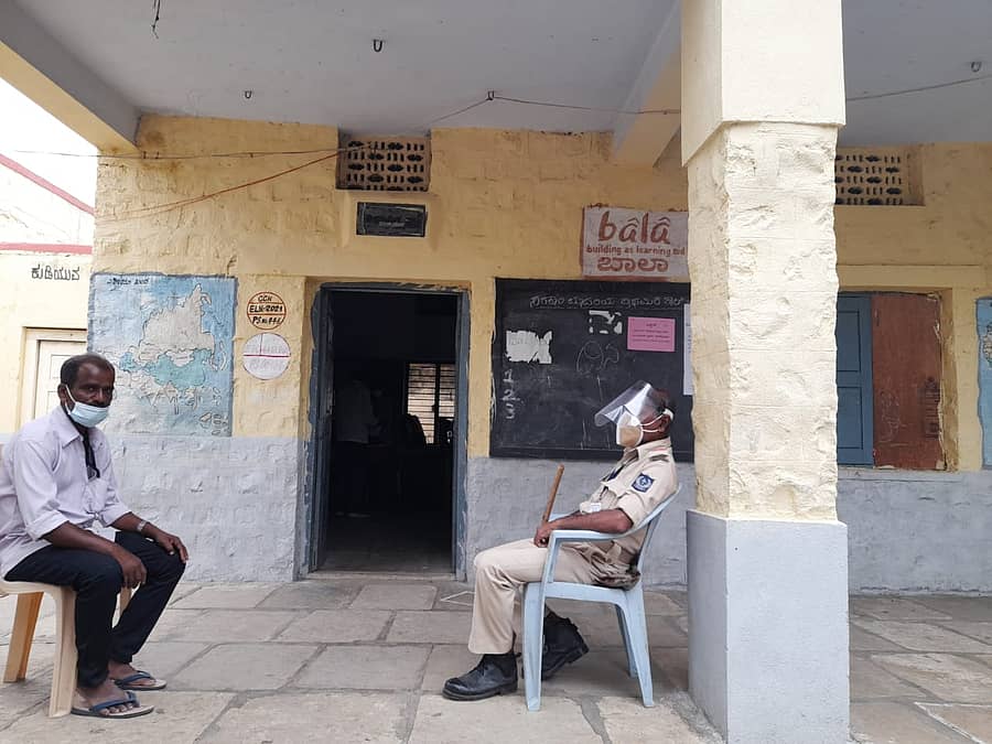 ಕಲಬುರ್ಗಿಯ 53ನೇ ವಾರ್ಡ್ ವ್ಯಾಪ್ತಿಯ ಸರ್ಕಾರಿ ಪ್ರೌಢಶಾಲೆ ಆವರಣದಲ್ಲಿ ಆರಂಭಿಸಲಾದ ಮತಗಟ್ಟೆಯ ನೋಟ.