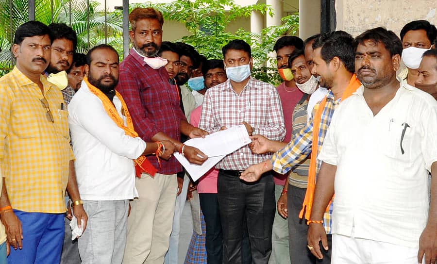 ಸಿರುಗುಪ್ಪದಲ್ಲಿ ಸಾರ್ವಜನಿಕ ಗಣೇಶೋತ್ಸವ ಆಚರಣೆಗೆ ಅನುಮತಿ ನೀಡಬೇಕು ಎಂದು ವಿಶ್ವ ಹಿಂದೂ ಪರಿಷತ್ ಹಾಗೂ ಬಜರಂಗದಳದ ವತಿಯಿಂದ ಶಿರಸ್ತೇದಾರ್ ಎನ್.ಬಾಬು ಅವರಿಗೆ ಗುರುವಾರ ಮನವಿ ಸಲ್ಲಿಸಲಾಯಿತು