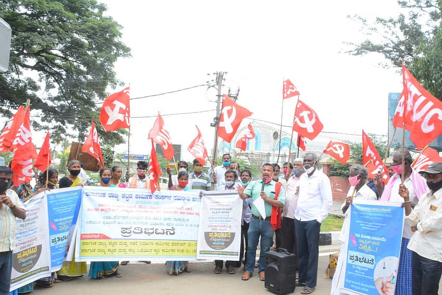 ತುಮಕೂರಿನಲ್ಲಿ ಕಟ್ಟಡ ಕಾರ್ಮಿಕರು ಪ್ರತಿಭಟನೆ ನಡೆಸಿದರು