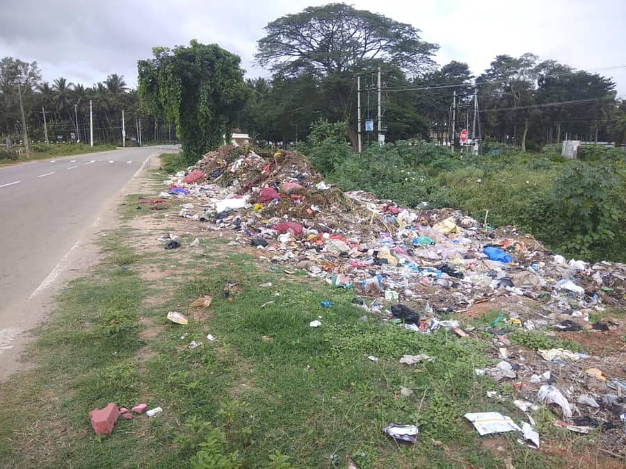 ಹುಣಸೂರು ತಾಲ್ಲೂಕಿನ ಕಟ್ಟೆಮಳಲವಾಡಿ ಗ್ರಾಮದ ನಂದಿ ವೃತ್ತದ ಬಳಿ ಕಸ ಸುರಿಯಲಾಗಿದೆ