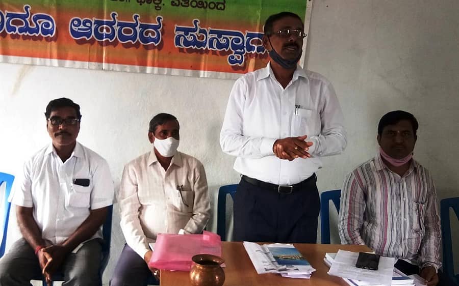 ಭಾಲ್ಕಿ ತಾಲ್ಲೂಕಿನ ಕಲವಾಡಿ ಗ್ರಾಮದ ಮಹಾತ್ಮ ಗಾಂಧಿ ಪ್ರೌಢ ಶಾಲೆಯಲ್ಲಿ ಶುಕ್ರವಾರ ನಡೆದ ಮುಖ್ಯಶಿಕ್ಷಕರ ಪೂರ್ವಭಾವಿ ಸಭೆಯಲ್ಲಿ ಕ್ಷೇತ್ರ ಶಿಕ್ಷಣಾಧಿಕಾರಿ ಹಣಮಂತರಾಯ ಹರನಾಳ ಮಾತನಾಡಿದರು