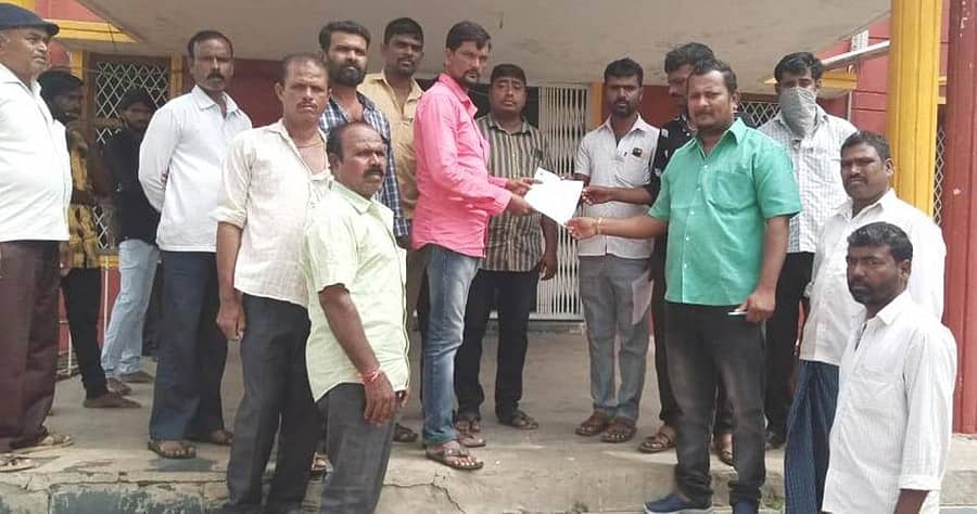 ಹಟ್ಟಿ ಪಟ್ಟಣ ಪಂಚಾಯಿತಿ ಮುಖ್ಯಾಧಿಕಾರಿಗೆ ಭಾರತೀಯ ಮಜ್ದೂರ್ ಸಂಘದ ಪದಾಧಿಕಾರಿಗಳು ಮನವಿ ಪತ್ರ ಸಲ್ಲಿಸಿದರು