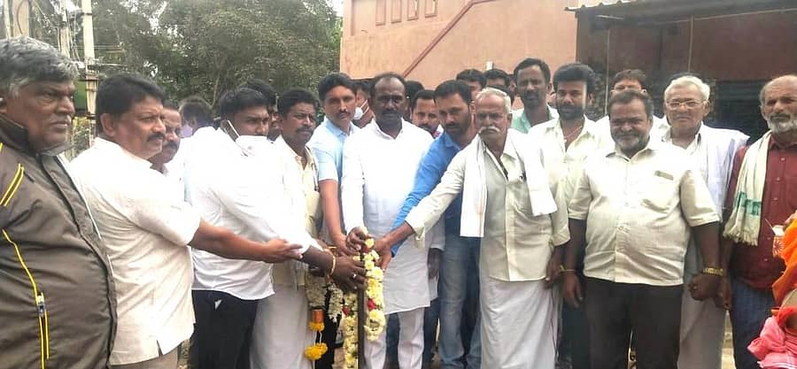 ಸಿ.ಸಿ ರಸ್ತೆ ಮತ್ತು ಚರಂಡಿ ನಿರ್ಮಾಣ ಕಾಮಗಾರಿಗೆ ಶಾಸಕ ಎ. ಮಂಜುನಾಥ್ ಭೂಮಿಪೂಜೆ ನೆರವೇರಿಸಿದರು