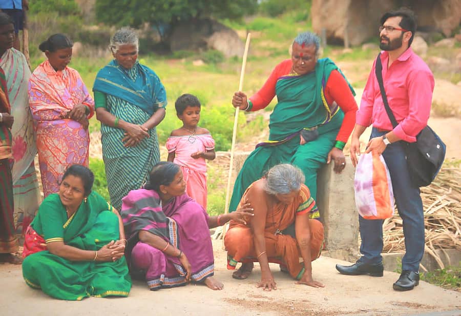 ಹೊಸಪೇಟೆ ತಾಲ್ಲೂಕು 82-ಢಣಾಪುರದಲ್ಲಿ ‘ಕುಬುಸ’ ಚಿತ್ರದ ಚಿತ್ರೀಕರಣದ ದೃಶ್ಯ