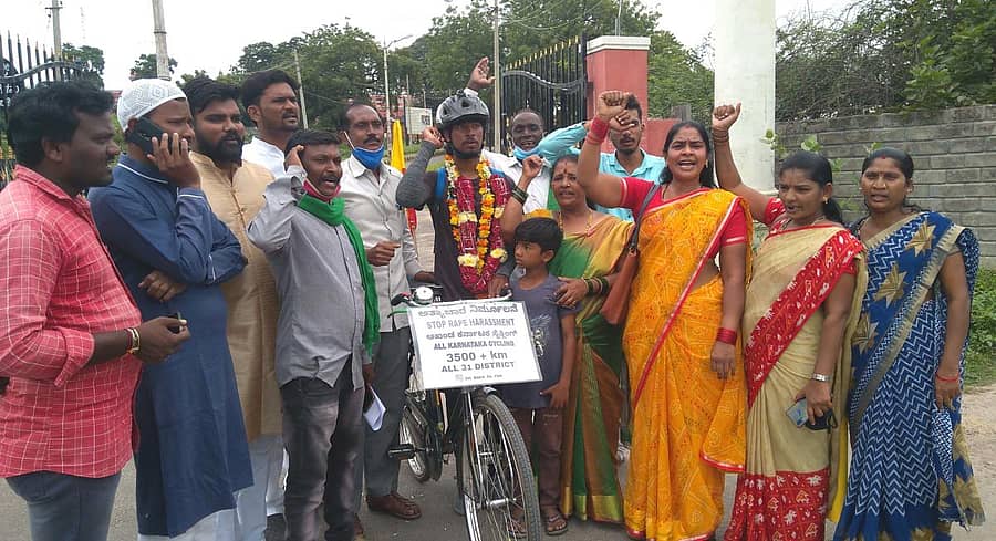 ಬೆಂಗಳೂರಿನಿಂದ ಜಾಗೃತಿ ಜಾಥಾ ಆರಂಭಿಸಿರುವ ಕಿರಣ ವಿ. ಅವರು ಶುಕ್ರವಾರ ರಾಯಚೂರಿಗೆ ತಲುಪಿದಾಗ ವಿವಿಧ ಸಂಘಟನೆಗಳ ಪದಾಧಿಕಾರಿಗಳು ಪುಷ್ಪಮಾಲೆ ಹಾಕಿ ಸ್ವಾಗತಿಸಿದರು