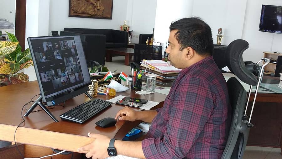 ಜಿಲ್ಲಾಧಿಕಾರಿ ಡಾ.ಕೆ.ವಿ. ರಾಜೇಂದ್ರ ಅವರು ಶುಕ್ರವಾರ ವಿಡಿಯೊ ಸಂವಾದ ನಡೆಸಿದರು.