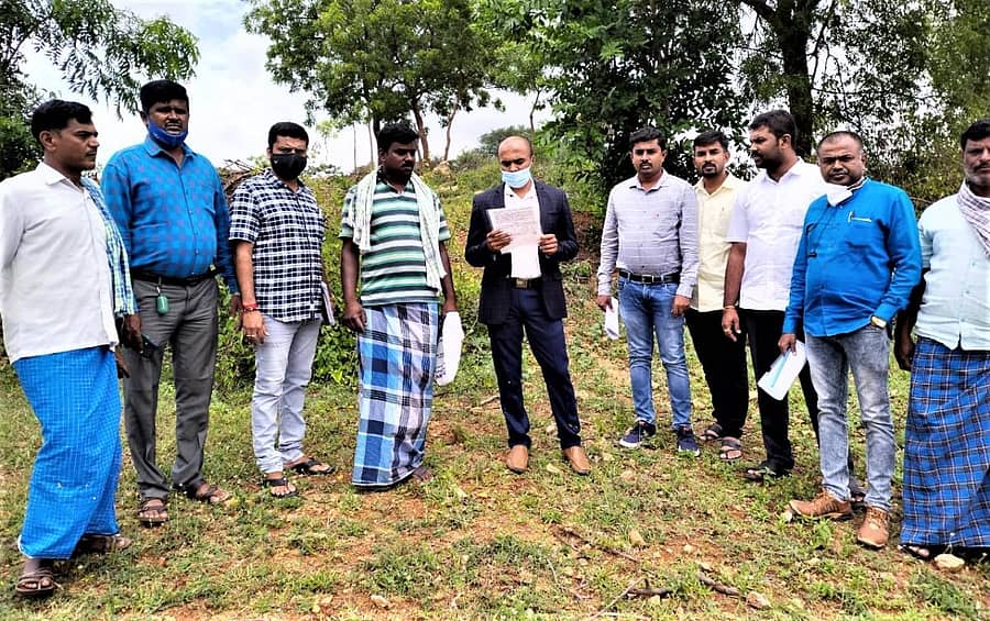 ತಹಶೀಲ್ದಾರ್ ವಿ.ಆರ್. ವಿಶ್ವನಾಥ್ ತಾಲ್ಲೂಕಿನ ಗಡಿ ಗ್ರಾಮಗಳಿಗೆ ಭೇಟಿ ನೀಡಿ ಸಾಗುವಳಿ ಚೀಟಿ ಪರಿಶೀಲಿಸಿದರು