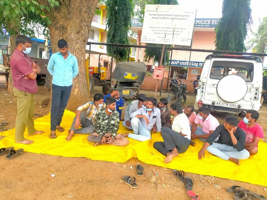 ಗುಬ್ಬಿಯಲ್ಲಿ ಸರಕು ಸಾಗಣೆ ವಾಹನ ಚಾಲಕರು ಪೊಲೀಸರ ವಿರುದ್ಧ ಪ್ರತಿಭಟಿಸಿದರು