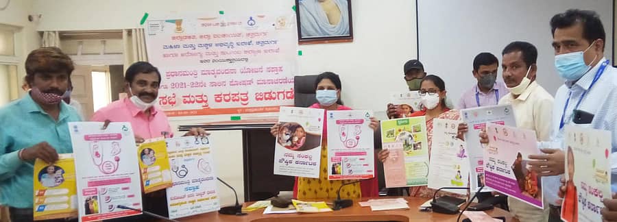 ರಾಜ್ಯ ಸರ್ಕಾರದ ‘ನಮ್ಮ ಸಂಕಲ್ಪ ಪೌಷ್ಟಿಕ ಕರ್ನಾಟಕ’ ಘೋಷ ವಾಕ್ಯದ ಕರಪತ್ರವನ್ನು ಜಿಲ್ಲಾಧಿಕಾರಿ ಕವಿತಾ ಎಸ್. ಮನ್ನಿಕೇರಿ ಚಿತ್ರದುರ್ಗದಲ್ಲಿ ಶುಕ್ರವಾರ ಬಿಡುಗಡೆಗೊಳಿಸಿದರು. ಜಿಲ್ಲಾ ಪಂಚಾಯಿತಿ ಮುಖ್ಯ ಕಾರ್ಯನಿರ್ವಹಣಾಧಿಕಾರಿ ಡಾ.ಕೆ. ನಂದಿನಿದೇವಿ ಇದ್ದರು.