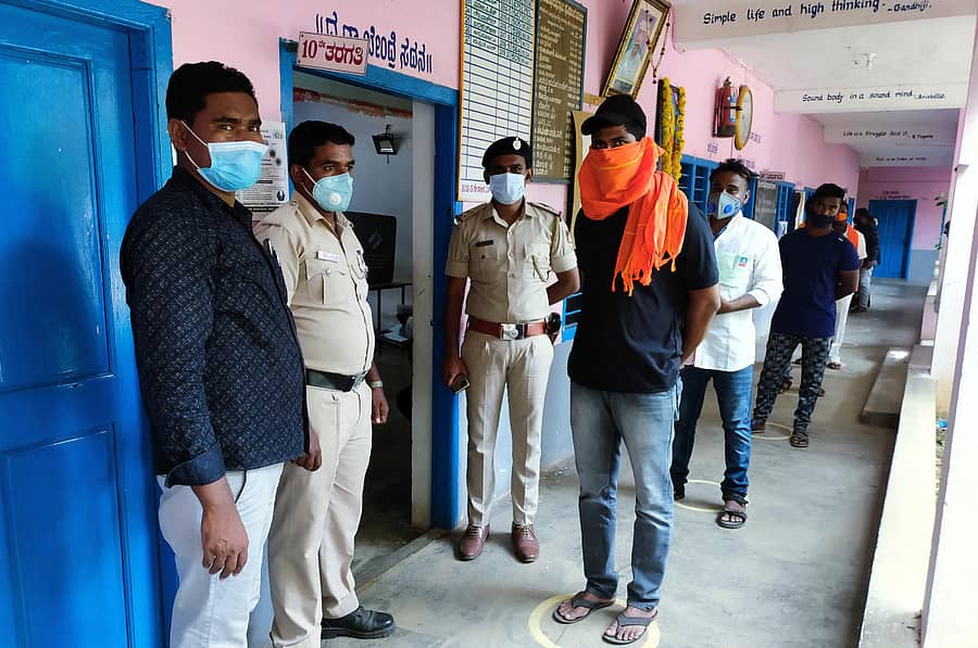 ಹರಿಹರದ ಗುರು ತಿಪ್ಪೇರುದ್ರಸ್ವಾಮಿ ಶಾಲೆಯ ಮತಗಟ್ಟೆಯಲ್ಲಿ ಮತ ಚಲಾಯಿಸಲು ಶುಕ್ರವಾರ ಸರದಿಯಲ್ಲಿ ನಿಂತಿದ್ದ ಮತದಾರರು.