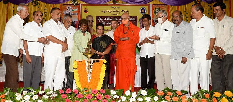 ದಾವಣಗೆರೆಯ ಕುವೆಂಪು ಕನ್ನಡ ಭವನದಲ್ಲಿ ಜಿಲ್ಲಾ ಕನ್ನಡ ಸಾಹಿತ್ಯ ಪರಿಷತ್ ಆಯೋಜಿಸಿದ್ದ ವೈದ್ಯ ಸಾಹಿತಿ ಡಾ. ಎಚ್. ಗಿರಿಜಮ್ಮ ಸ್ಮರಣೆ ಕಾರ್ಯಕ್ರಮವನ್ನು ಕನ್ನಡಪರ ಹೋರಾಟಗಾರ ನಾಗೇಂದ್ರ ಬಂಡೀಕರ್ ಹಾಗೂ ಸಾಣೇಹಳ್ಳಿ ಪಂಡಿತರಾಧ್ಯ ಶಿವಾಚಾರ್ಯ ಸ್ವಾಮೀಜಿ ದೀಪ ಬೆಳಗಿಸಿ ಉದ್ಘಾಟಿಸಿದರು.