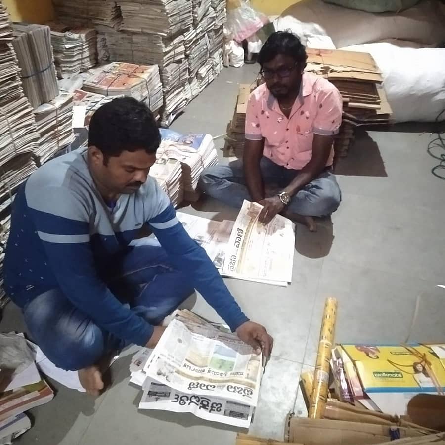 ಪತ್ರಿಕೆಗಳನ್ನು ಮನೆ ಮನೆಗೆ ತಲುಪಿಸಲು ಚಿಮುಚಿಮು ಚಳಿಯಲ್ಲೇ ಜೋಡಿಸಿಟ್ಟುಕೊಳ್ಳುತ್ತಿರುವ ಗದಗ ನಗರದ ಪತ್ರಿಕಾ ವಿತರಕ