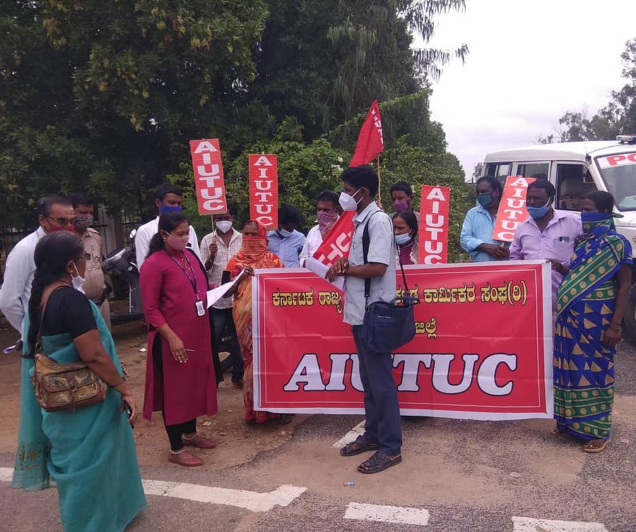 ಎಐಯುಟಿಯುಸಿ ವತಿಯಿಂದ ಜಿಲ್ಲಾಧಿಕಾರಿ ಕಚೇರಿ ಎದುರು ಪ್ರತಿಭಟನೆ ನಡೆಸಿ ಕಾರ್ಮಿಕ ಅಧಿಕಾರಿಗೆ ಮನವಿ ಸಲ್ಲಿಸಲಾಯಿತು