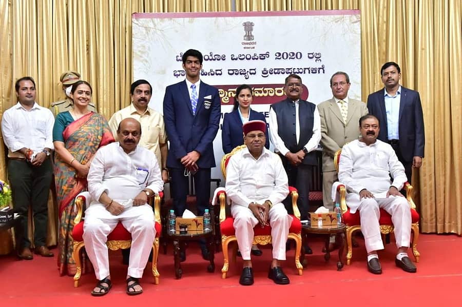 ರಾಜಭವನದಲ್ಲಿ ಶುಕ್ರವಾರ ನಡೆದ ಸಮಾರಂಭದಲ್ಲಿ ಸನ್ಮಾನಿತರಾದ ಕ್ರೀಡಾಪಟುಗಳೊಂದಿಗೆ ಮುಖ್ಯಮಂತ್ರಿ ಬಸವರಾಜ ಬೊಮ್ಮಾಯಿ, ರಾಜ್ಯಪಾಲ ಥಾವರಚಂದ್ ಗೆಹಲೋತ್, ಕ್ರೀಡಾ ಸಚಿವ ಕೆ.ಸಿ. ನಾರಾಯಣಗೌಡ, ಹೆಚ್ಚುವರಿ ಮುಖ್ಯ ಕಾರ್ಯದರ್ಶಿ ಡಾ.ಶಾಲಿನಿ ರಜನೀಶ್, ಕರ್ನಾಟಕ ಒಲಿಂಪಿಕ್ಸ್‌ ಅಸೋಸಿಯೇಷನ್‌ ಅಧ್ಯಕ್ಷ ಕೆ. ಗೋವಿಂದರಾಜು