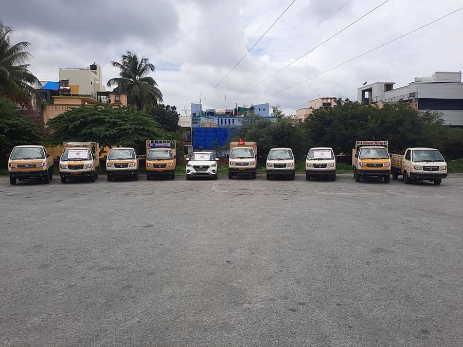 ಬಂಧಿತರಿಂದ ಜಪ್ತಿ ಮಾಡಿರುವ ಮಿನಿ ಲಾರಿಗಳು ಹಾಗೂ ಕಾರು