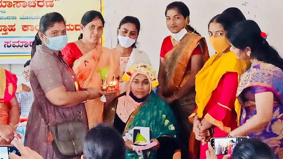 ವಿಜಯಪುರ ನಗರದ ಜಿಲ್ಲಾ ಸ್ತ್ರೀಶಕ್ತಿ ಭವನದಲ್ಲಿ ಏರ್ಪಡಿಸಿದ್ದ ಮಾತೃ ವಂದನಾ ಯೋಜನೆ ಅಂಗವಾಗಿ ಗರ್ಭಿಣಿಯೊಬ್ಬರಿಗೆ ಸೀಮಂತ ಕಾರ್ಯಕ್ರಮ ನೆರವೇರಿಸಲಾಯಿತು