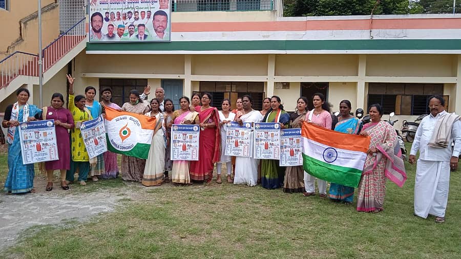 ಹಾಸನ ಕಾಂಗ್ರೆಸ್ ಭವನ ಎದುರು ಕಾಂಗ್ರೆಸ್ ಮಹಿಳಾ ಘಟಕದ ವತಿಯಿಂದ ಪ್ರತಿಭಟನೆ ನಡೆಸಲಾಯಿತು