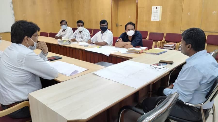 ರಾಯಚೂರು ಜಿಲ್ಲಾಧಿಕಾರಿ ಕಚೇರಿಯಲ್ಲಿ ಜಿಲ್ಲಾಧಿಕಾರಿ ಡಾ.ಬಿ.ಸಿ.ಸತೀಶ್ ಅವರು ಶನಿವಾರ ನಗರಸಭೆಯ ನೀರು ಮತ್ತು ಒಳಚರಂಡಿ ವಿಭಾಗದ ಅಧಿಕಾರಿಗಳ ಸಭೆ ನಡೆಸಿದರು