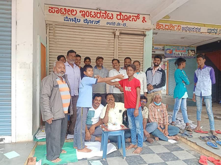 ಪತ್ರಿಕಾ ವಿತರಕರ ದಿನದ ಅಂಗವಾಗಿ ಶನಿವಾರ ಗದುಗಿನ ಕುಮಾರವ್ಯಾಸ ಕಾಂಪ್ಲೆಕ್ಸ್ನಲ್ಲಿ ಪ್ರತಿಕಾ ವಿತರಕರು ಪರಸ್ಪರ ಸಿಹಿ ತಿನಿಸಿ ಸಂಭ್ರಮಿಸಿದರು