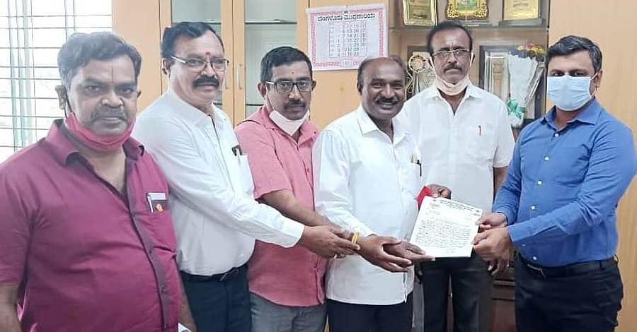 ಭಾರತೀಯ ರೆಡ್ಕ್ರಾಸ್ ಸಂಸ್ಥೆಯ ಜಿಲ್ಲಾ ಕಾರ್ಯಾಲಯಕ್ಕೆ ಕಟ್ಟಡ ಮಂಜೂರು ಮಾಡುವಂತೆ ಸಂಸ್ಥೆ ಸದಸ್ಯರು ಕೋಲಾರದಲ್ಲಿ ಶನಿವಾರ ಜಿಲ್ಲಾಧಿಕಾರಿ ಆರ್.ಸೆಲ್ವಮಣಿ ಅವರಿಗೆ ಮನವಿ ಸಲ್ಲಿಸಿದರು