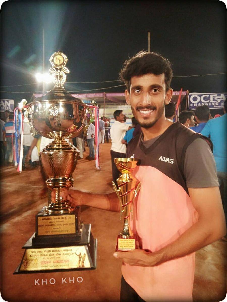 ಪಾರಿತೋಷಕದೊಂದಿಗೆ ರಮೇಶ ಮಳವಾಡ