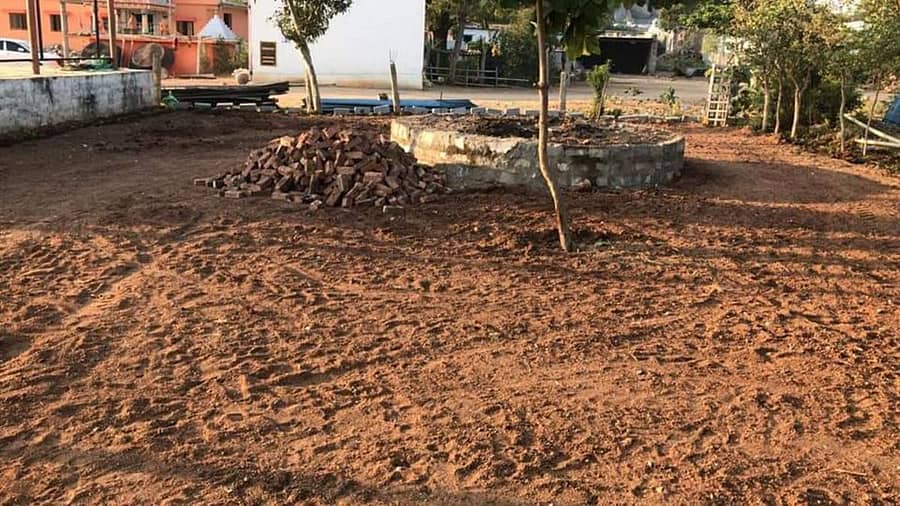 ಸಿರವಾರ ತಾಲ್ಲೂಕಿನ ನವಲಕಲ್ಲು ಬೃಹನ್ಮಠದ ಖಾಲಿ ಆವರಣ