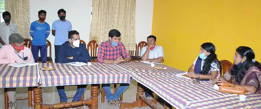 ತುಮಕೂರಿನಲ್ಲಿ ನಗರಸಭೆ ಆಯುಕ್ತೆ ರೇಣುಕಾ ಅಧ್ಯಕ್ಷತೆಯಲ್ಲಿ ಕುಂದು ಕೊರತೆ ಸಭೆ ನಡೆಯಿತು