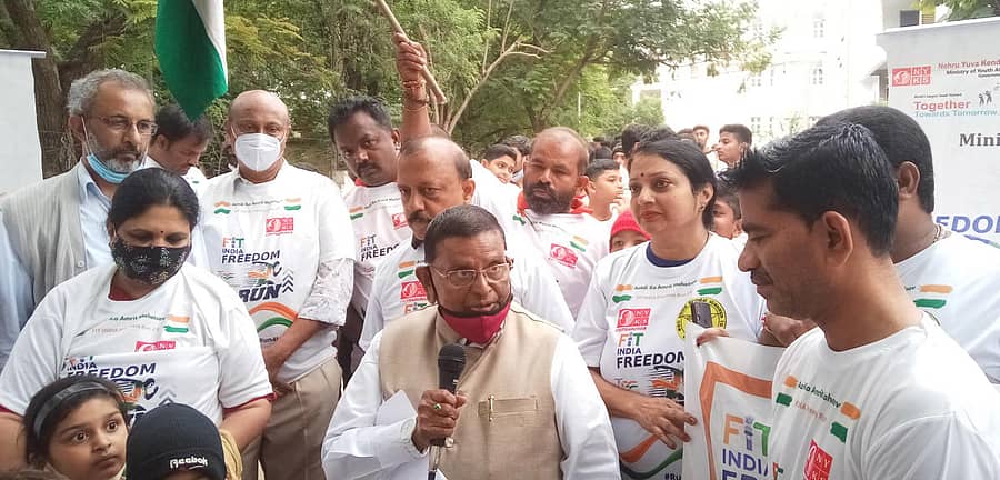 ಚಿತ್ರದುರ್ಗದಲ್ಲಿ ಶನಿವಾರ ನಡೆದ ಫಿಟ್ ಇಂಡಿಯಾ ಫ್ರೀಡಂ ರನ್ ಕಾರ್ಯಕ್ರಮದಲ್ಲಿ ರಾಜ್ಯಸಭಾ ಮಾಜಿ ಸದಸ್ಯ ಎಚ್. ಹನುಮಂತಪ್ಪ ಮಾತನಾಡಿದರು. ಜಿಲ್ಲಾಧಿಕಾರಿ ಕವಿತಾ ಎಸ್. ಮನ್ನಿಕೇರಿ ಇದ್ದರು.