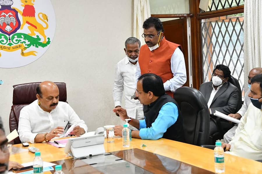 ಬೆಂಗಳೂರಿನಲ್ಲಿ ಮುಖ್ಯಮಂತ್ರಿ ಬಸವರಾಜ ಬೊಮ್ಮಾಯಿ ಅವರನ್ನು ಶನಿವಾರ ಭೇಟಿ ಮಾಡಿದ ಕೇಂದ್ರ ನವೀಕರಿಸಬಹುದಾದ ಇಂಧನ ಮೂಲ, ರಾಸಾಯನಿಕ ಹಾಗೂ ರಸಗೊಬ್ಬರ ಖಾತೆ ರಾಜ್ಯ ಸಚಿವ ಭಗವಂತ ಖೂಬಾ ಅವರು ಬೀದರ್ ಸೇರಿದಂತೆ ರಾಜ್ಯಕ್ಕೆ ಸಂಬಂಧಿಸಿದ ಯೋಜನೆಗಳ ಕುರಿತು ಚರ್ಚೆ ನಡೆಸಿದರು