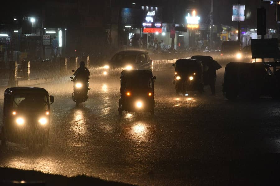 ಕಲಬುರ್ಗಿಯ ಸರ್ದಾರ್ ವಲ್ಲಭಭಾಯಿ ವೃತ್ತದ ಬಳಿ ಶನಿವಾರ ರಾತ್ರಿ ಸುರಿಯುವ ಮಳೆಯಲ್ಲೇ ವಾಹನಗಳು ಸಾಗಿದವು-ಪ್ರಜಾವಾಣಿ ಚಿತ್ರ: ತಾಜುದ್ದೀನ್ ಆಜಾದ್