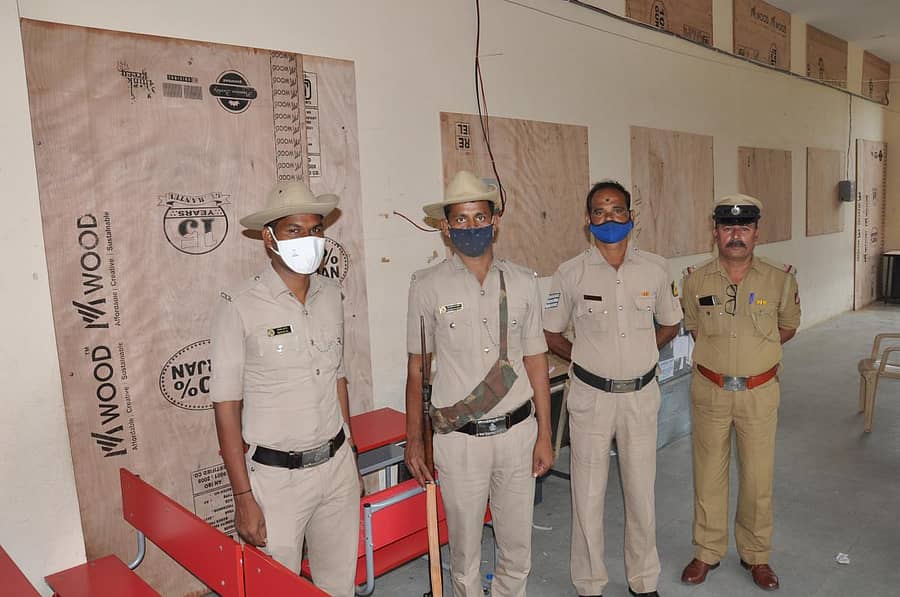 ಕಲಬುರ್ಗಿಯ ಎನ್.ವಿ. ಶಾಲೆಯ ಕೊಠಡಿಯಲ್ಲಿ ಇವಿಎಂಗಳನ್ನು ಇರಿಸಲಾದ ಸ್ಟ್ರಾಂಗ್ ರೂಮ್ಗಳಿಗೆ ಪೊಲೀಸ್ ಭದ್ರತೆಯನ್ನು ಒದಗಿಸಿರುವುದು