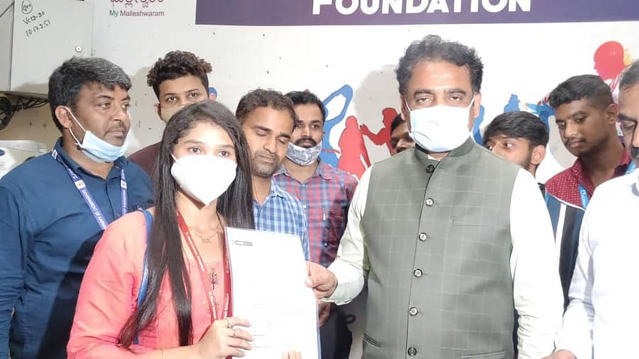 ಉದ್ಯೋಗ ಮೇಳದಲ್ಲಿ ಆಯ್ಕೆಯಾದ ಅಭ್ಯರ್ಥಿಗೆ ಡಾ. ಸಿ.ಎನ್. ಅಶ್ವತ್ಥನಾರಾಯಣ ನೇಮಕಾತಿ ಪತ್ರ ವಿತರಿಸಿದರು