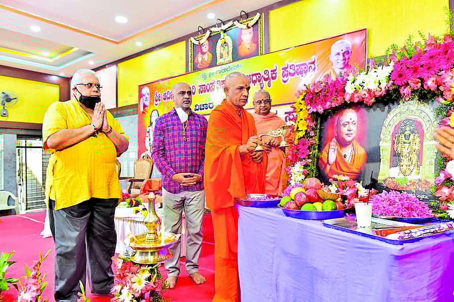 ನಿರ್ಮಲಾನಂದನಾಥ ಸ್ವಾಮೀಜಿ ಅವರು ಬಾಲಗಂಗಾಧರನಾಥ ಸ್ವಾಮೀಜಿಯವರ ಭಾವಚಿತ್ರಕ್ಕೆ ಪೂಜೆ ಸಲ್ಲಿಸಿದರು. ಎಚ್.ಎಸ್.ಶಿವಪ್ರಕಾಶ್, ಟಿ.ಎಸ್.ವಾಸುದೇವಮೂರ್ತಿ ಹಾಗೂ ವಿಜಯನಗರ ಶಾಖಾಮಠದ ಸೌಮ್ಯನಾಥ ಸ್ವಾಮೀಜಿ ಇದ್ದರು.